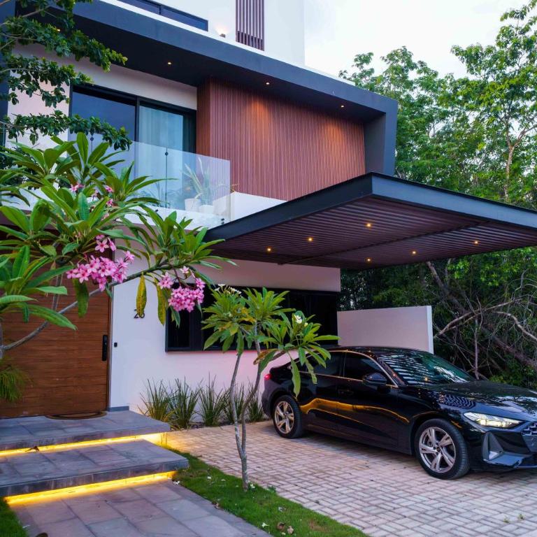 Luxury 5 Bedroom Villa - Private Heated Pool - Movie Theater - Gated Community - fits 11 - Villa - 57