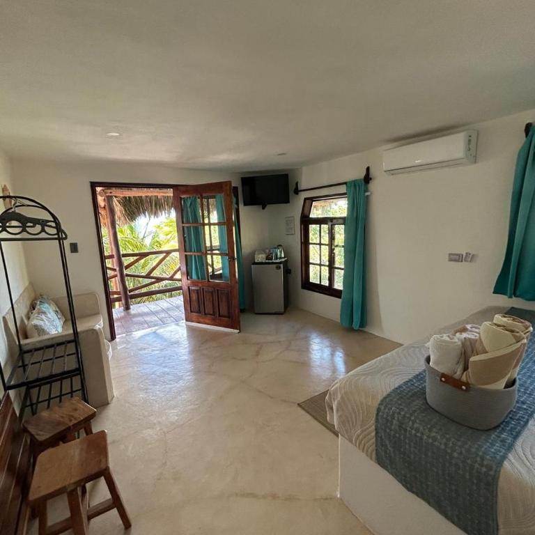 Hotelito Crismi - Habitación con cama extragrande y vistas al mar - 9