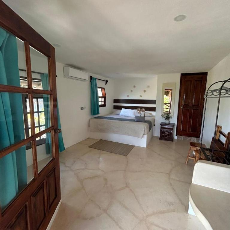 Hotelito Crismi - Habitación con cama extragrande y vistas al mar - 10