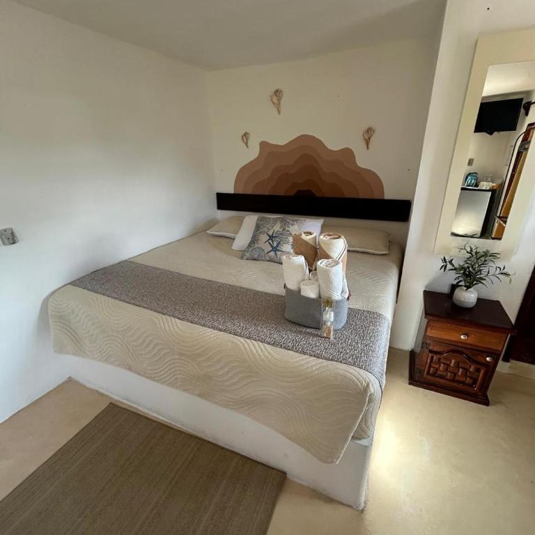 Hotelito Crismi - Habitación con cama extragrande y vistas al mar - 11
