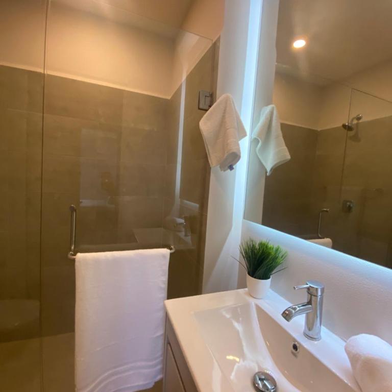 Lujoso Apt/Frente Arena Mty/Terraza/Parking/6Pax - Apartamento - 39