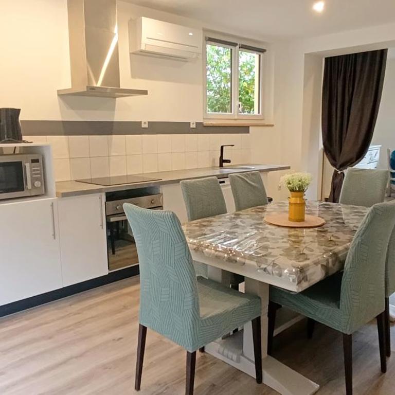 Apt 14 au 3ème étage, un superbe T2 bis d'environ 60m2, climatisé et entièrement équipé avec une terrasse privée, dans un immeuble authentique du 18 ème siècle - Apartment mit 1 Schlafzimmer - 1