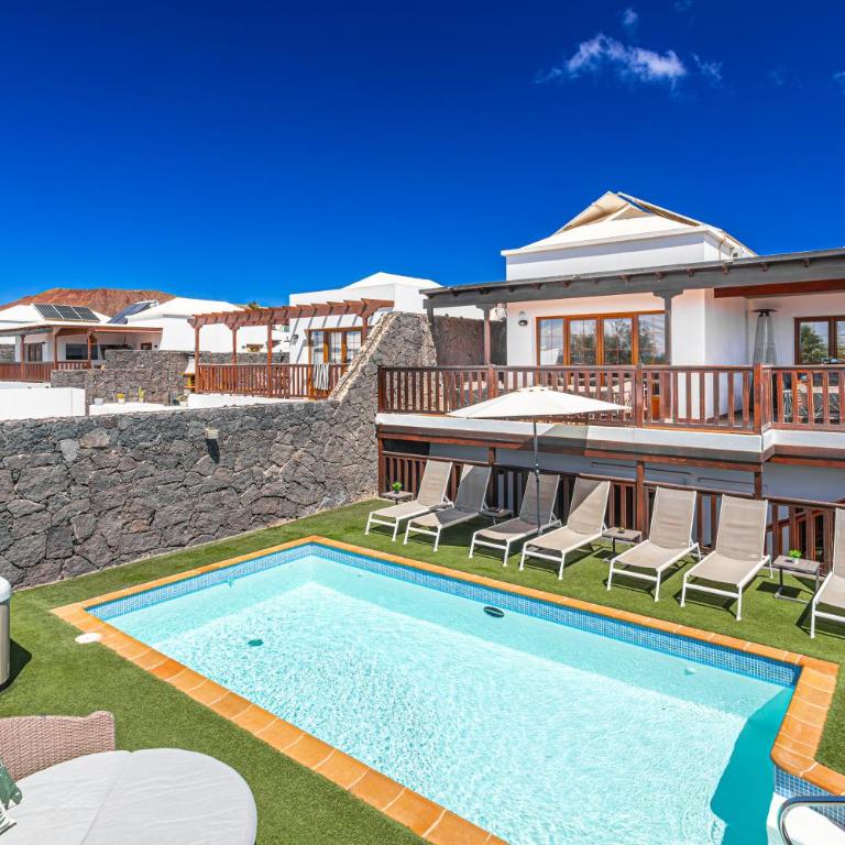 Villa Penguina Playa Blanca - 5 Bedroom - Hot Tub - Heated Pool - Villa - 3