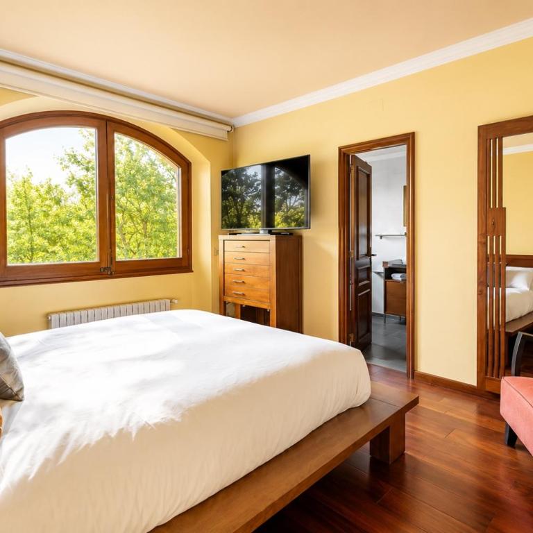 Luxury Villa in Girona with Indoor Pool & Garden Base for Costa Brava, France and Barcelona - Deluxe Villa - 12