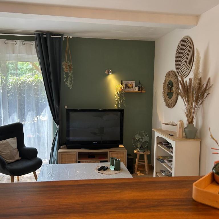 Grand studio en rez de jardin avec terrasse parking motos - Studio avec Terrasse - 4