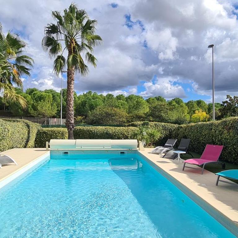 Villa climatisée calme et lumineuse avec un jardin verdoyant une piscine un terrain de tennis - One-Bedroom Villa - 7