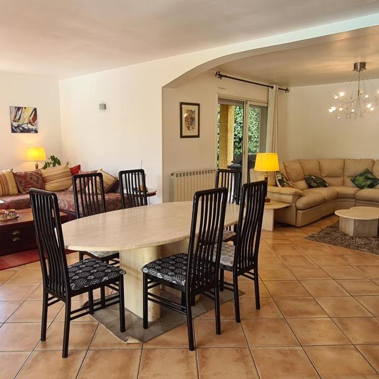 Villa climatisée calme et lumineuse avec un jardin verdoyant une piscine un terrain de tennis - One-Bedroom Villa - 10
