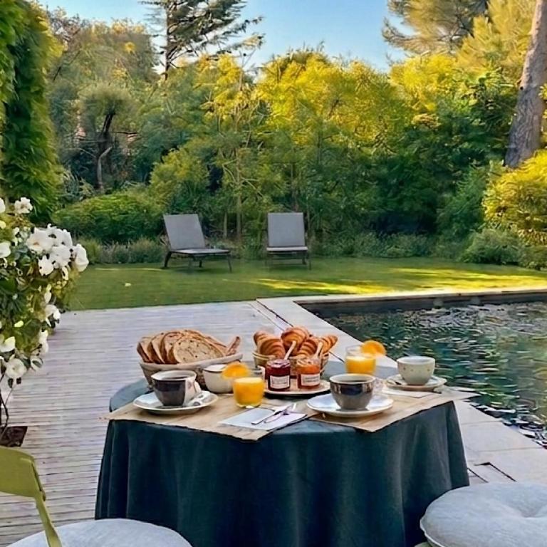 Villa Les Lucioles - Chambre indépendante - Piscine privative - Petit déjeuner - Parking - Chambre Double - Vue sur Jardin - 3