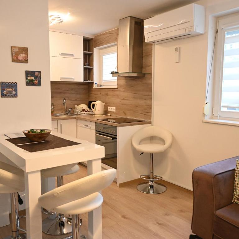 Garden of Dreams & Free Private Parking - Apartment with City View - 2