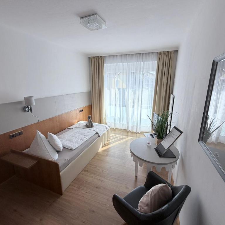 Seehaus "Kärnten Inn" mit direktem Seezugang und E-Ladestation - Einzelzimmer mit Gartenblick - 4