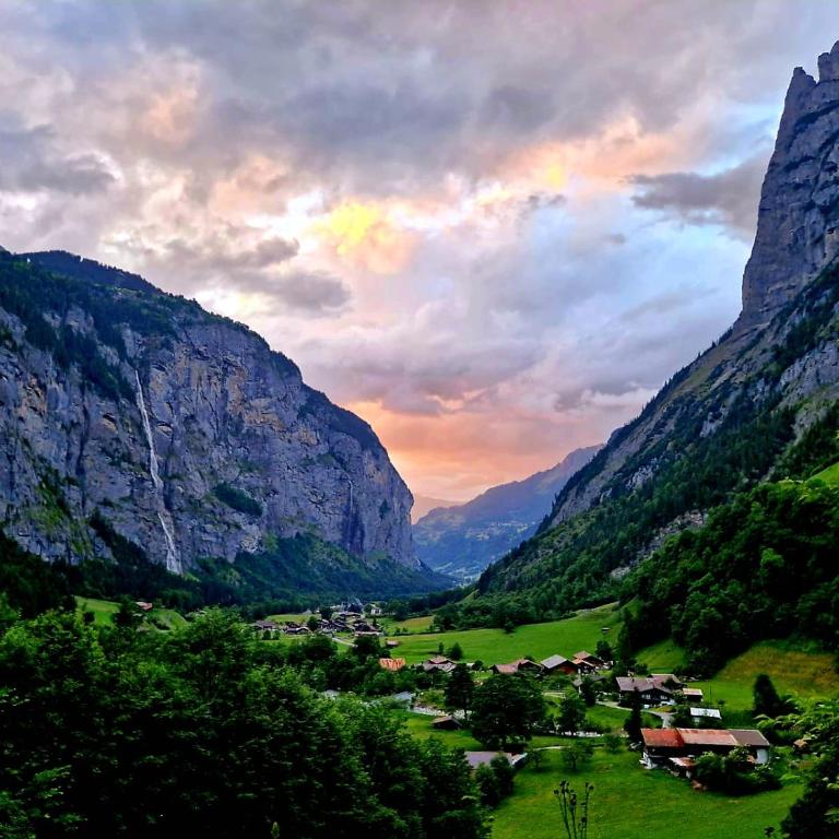 Chalet Bellevue Beautiful Waterfall view private Garden & free parking - Apartment mit 1 Schlafzimmer - 17