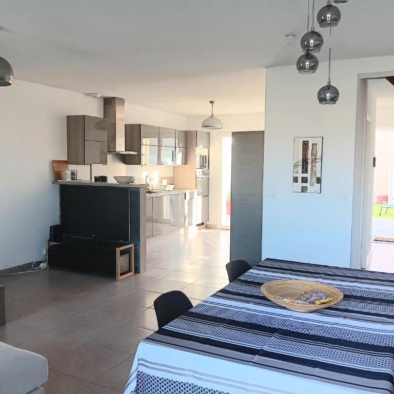 villa camargue - Three-Bedroom House - 6