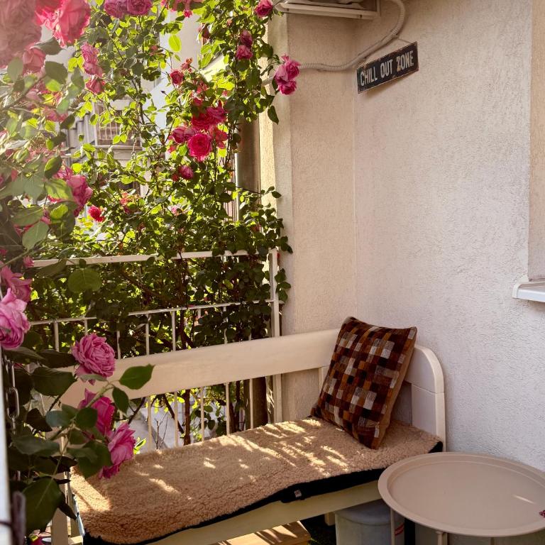Rose Nest Airport Apartment - Balcony - Free Parking - Apartment - 5