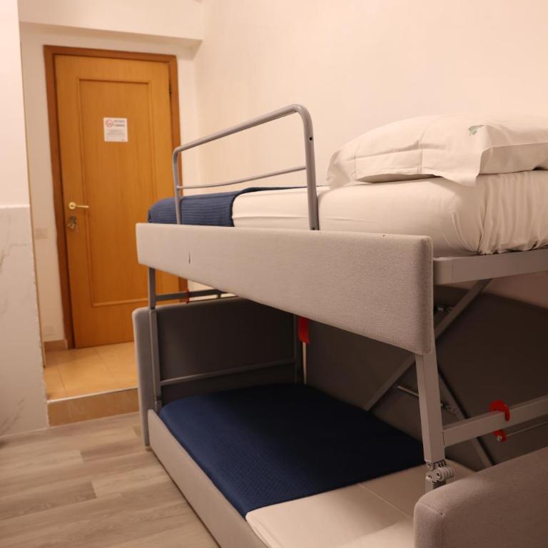 Western Termini Guest House - Camera Familiare con Doccia - 11