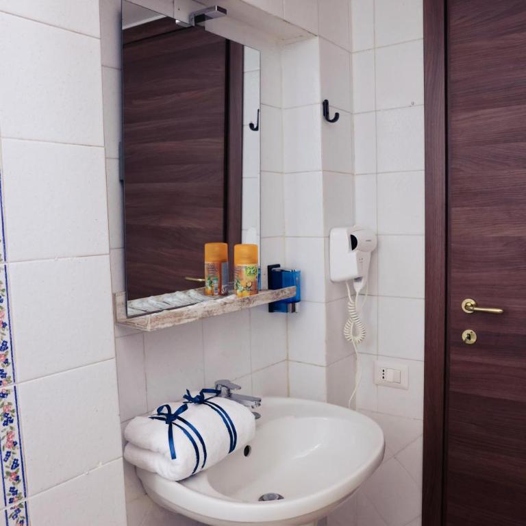 Western Termini Guest House - Camera Quadrupla Economy con Bagno in Comune - 3