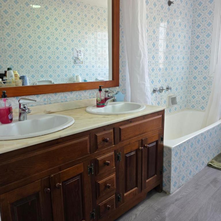 Habitación preciosa grande centro malaga justo enfrente del centro comercial VIALIA también del centro comercial LARIOS y la estación de tren María zambrano también cerca a la playa - Double Room - 9