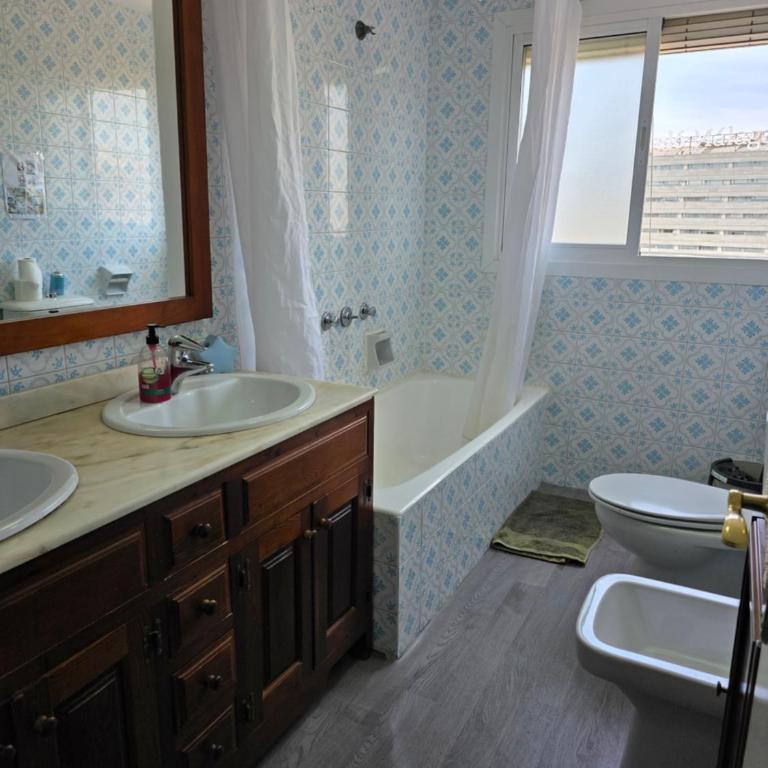 Habitación preciosa grande centro malaga justo enfrente del centro comercial VIALIA también del centro comercial LARIOS y la estación de tren María zambrano también cerca a la playa - Double Room - 18