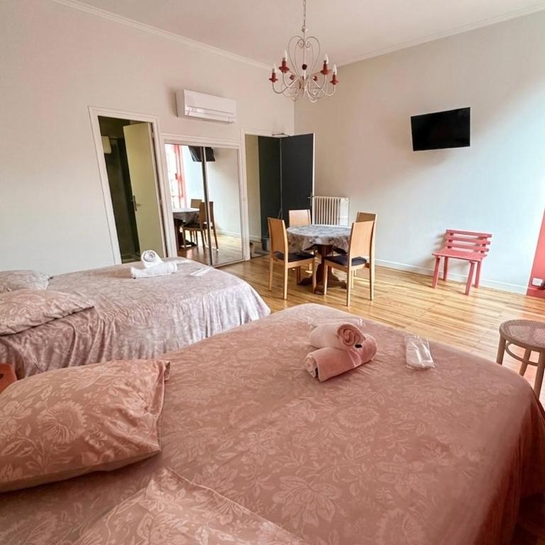 Les Suites du Quai - Chambre Quadruple avec Salle de Bains Privative - 2