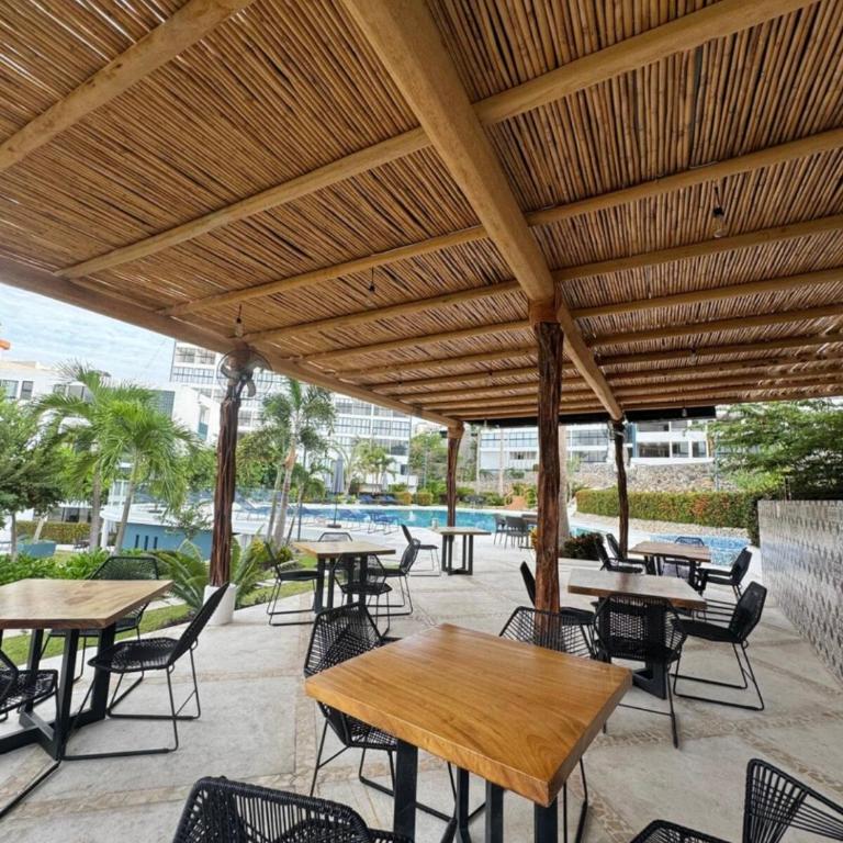 Departamento con hermosa vista al mar en residencial Astorias - Apartamento de 2 dormitorios con vistas a la bahía - 10