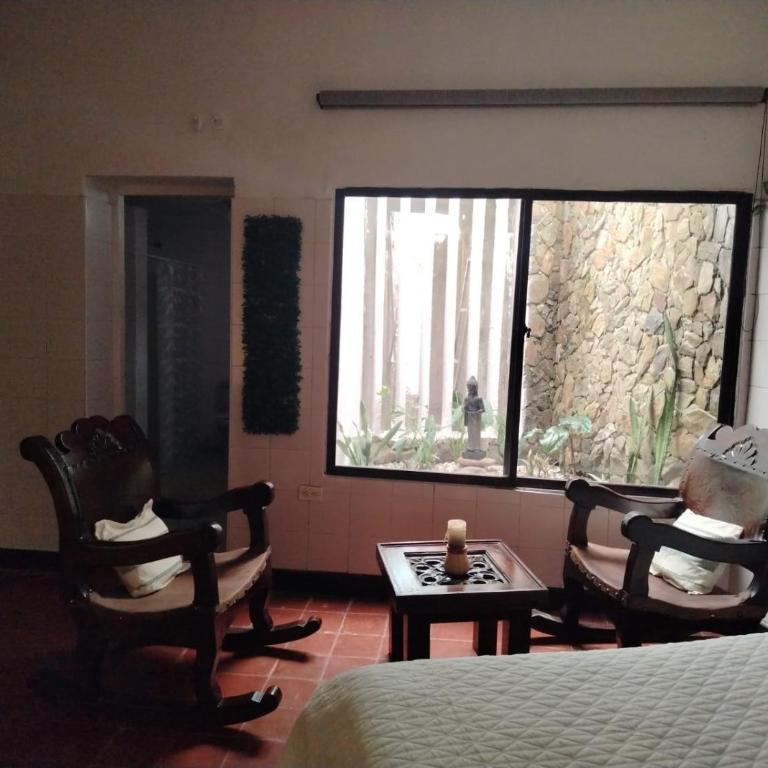 Templo Verde Eco hostal - Habitación con cama extragrande y vistas al jardín - 4