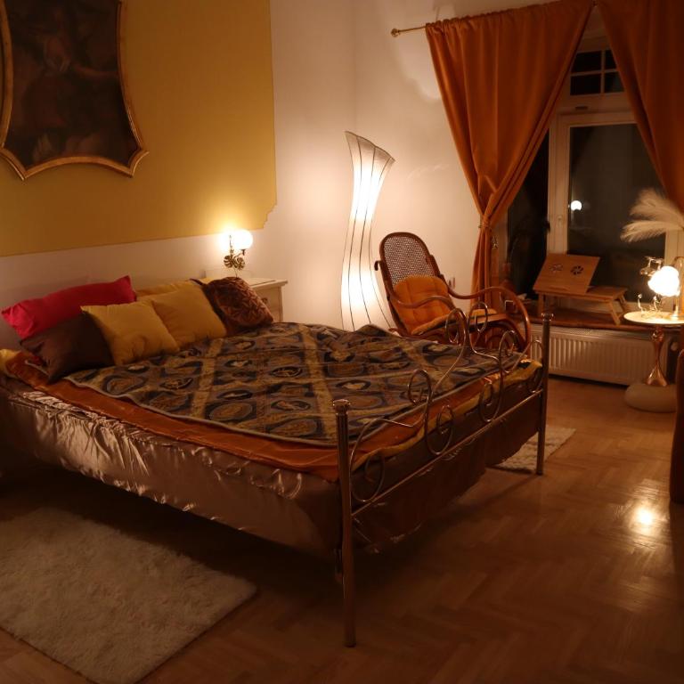 Golden Sun Salon - One-Bedroom Apartment - 4