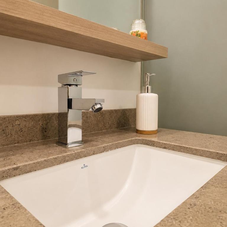 Modern studio with balcony, pool & coworking space - Apartamento de 1 dormitorio - 35