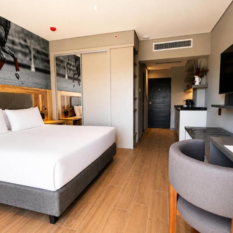 Radisson Red Funes - Efficiency King Room with Balcony - Non Smoking - 1