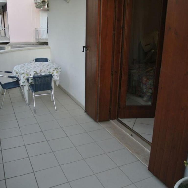 Cozy flat with terrace 200m from the beach - Apartment - 8