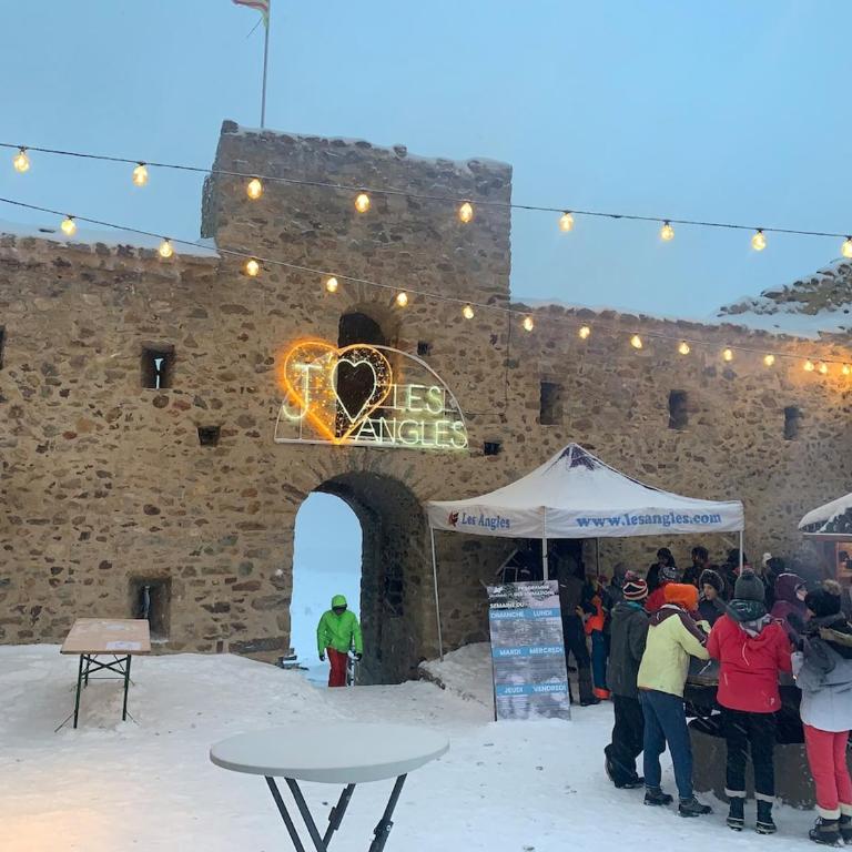 Joli chalet à 2 min des pistes, 5 min du coeur du village, parking privé, tout à pied - Chalet - 23