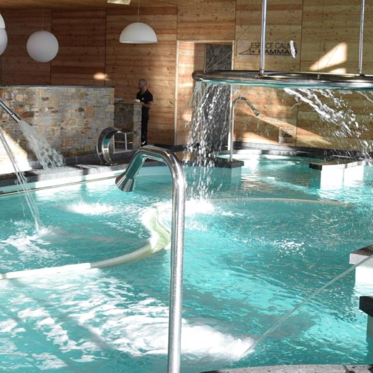 Joli chalet à 2 min des pistes, 5 min du coeur du village, parking privé, tout à pied - Chalet - 5