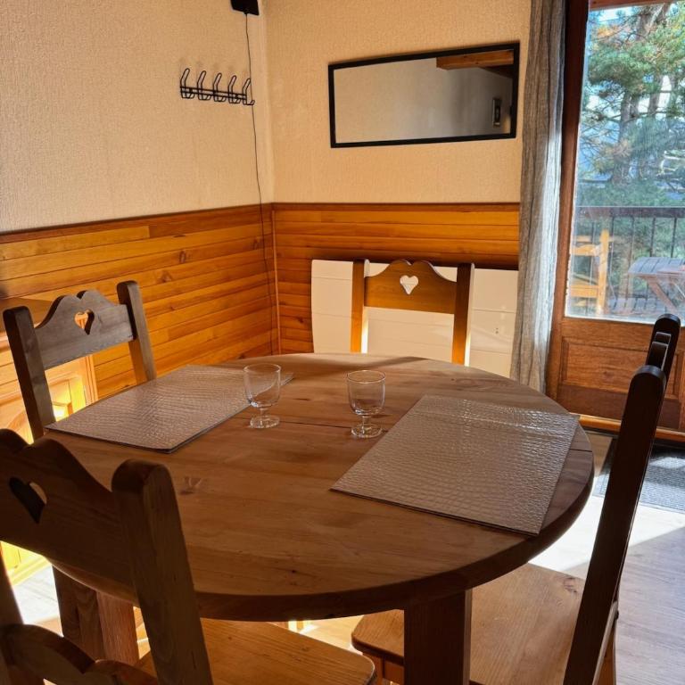 Joli chalet à 2 min des pistes, 5 min du coeur du village, parking privé, tout à pied - Chalet - 7