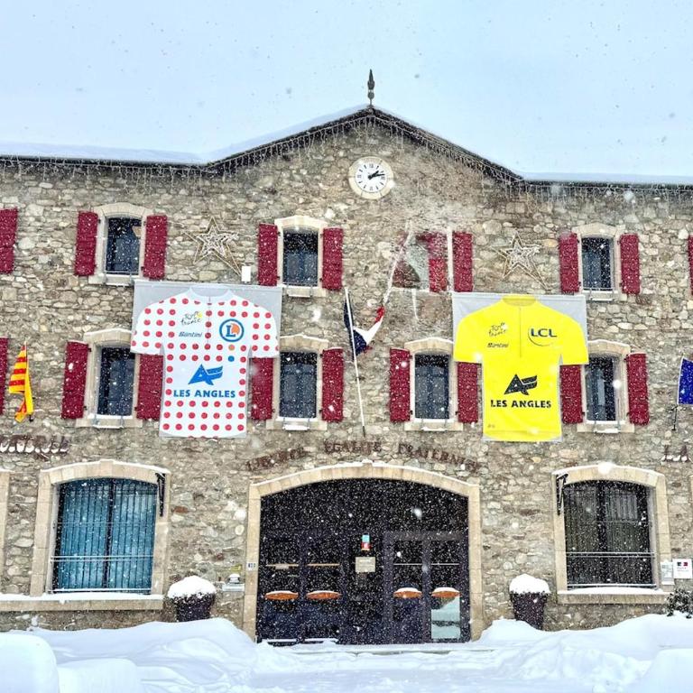 Joli chalet à 2 min des pistes, 5 min du coeur du village, parking privé, tout à pied - Chalet - 10