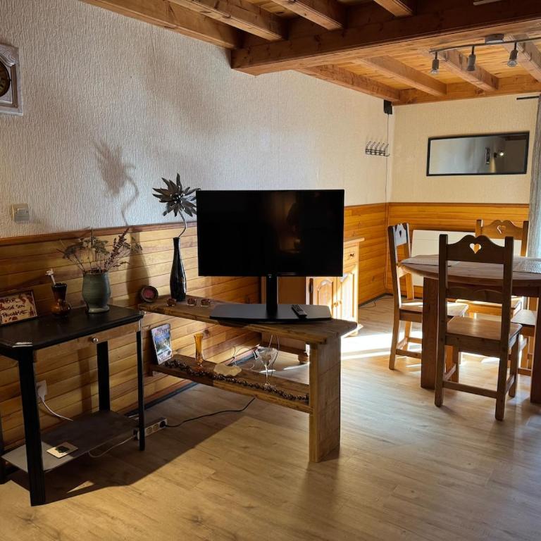Joli chalet à 2 min des pistes, 5 min du coeur du village, parking privé, tout à pied - Chalet - 27