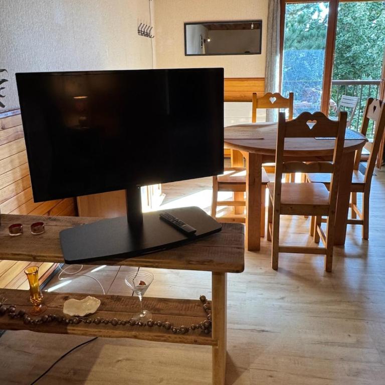 Joli chalet à 2 min des pistes, 5 min du coeur du village, parking privé, tout à pied - Chalet - 34