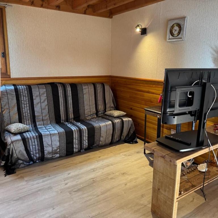 Joli chalet à 2 min des pistes, 5 min du coeur du village, parking privé, tout à pied - Chalet - 35