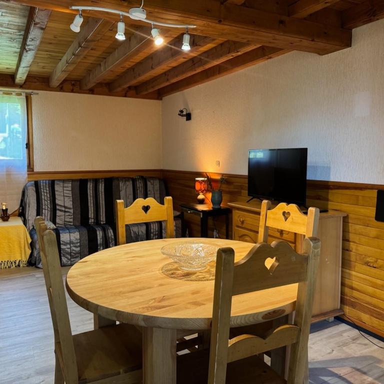 Joli chalet à 2 min des pistes, 5 min du coeur du village, parking privé, tout à pied - Chalet - 36