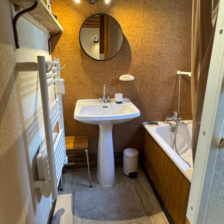 Joli chalet à 2 min des pistes, 5 min du coeur du village, parking privé, tout à pied - Chalet - 32
