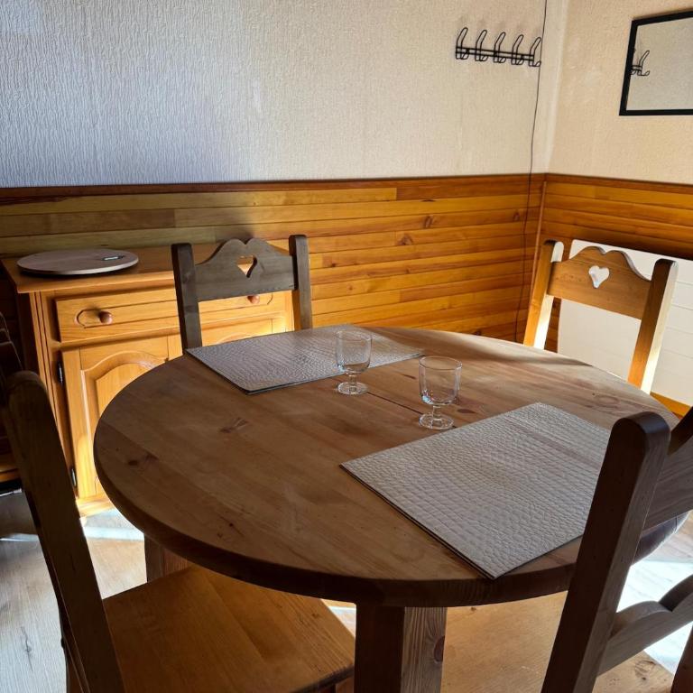 Joli chalet à 2 min des pistes, 5 min du coeur du village, parking privé, tout à pied - Chalet - 52