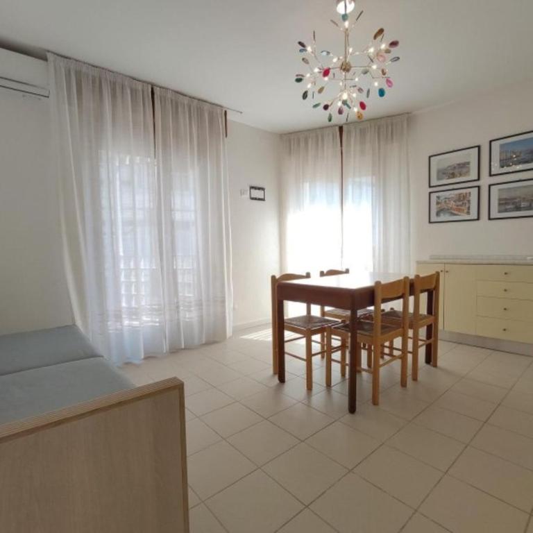 Spacious and central stay with sea views - Apartment - 3