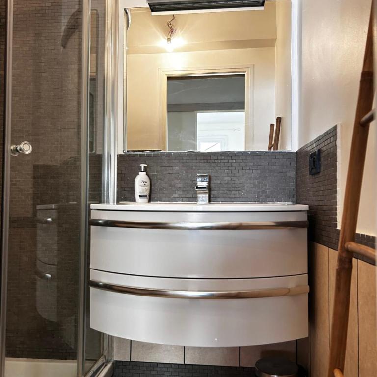 2-pièces avec balcon au cœur de la rue Hoche - Appartement avec Balcon - 9