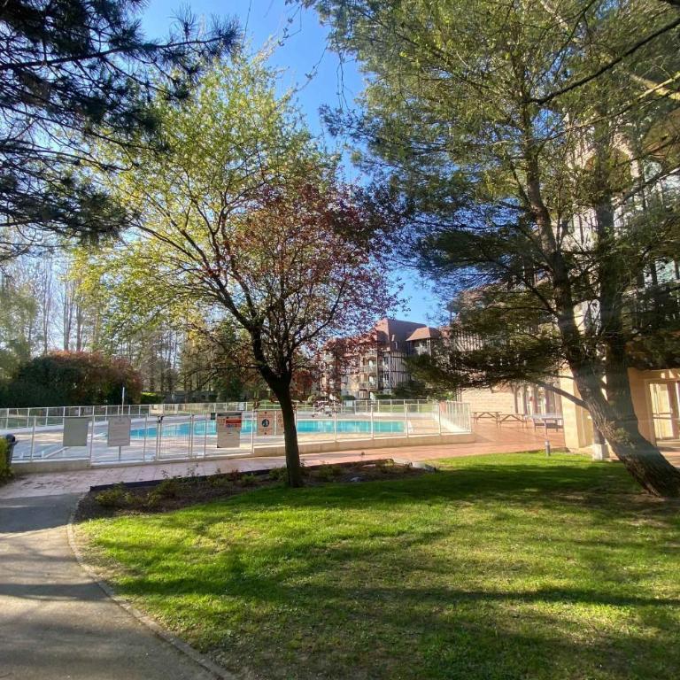Bright apartment with pool and balcony - Apartamento - 14