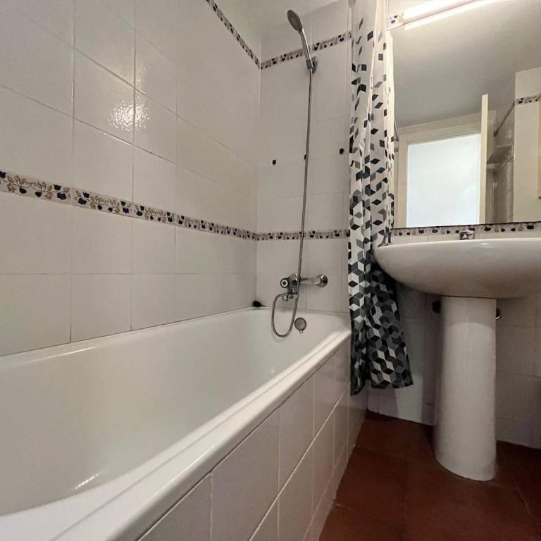 Ground floor with pool Roses Santa Margarita - One-Bedroom Apartment - 4