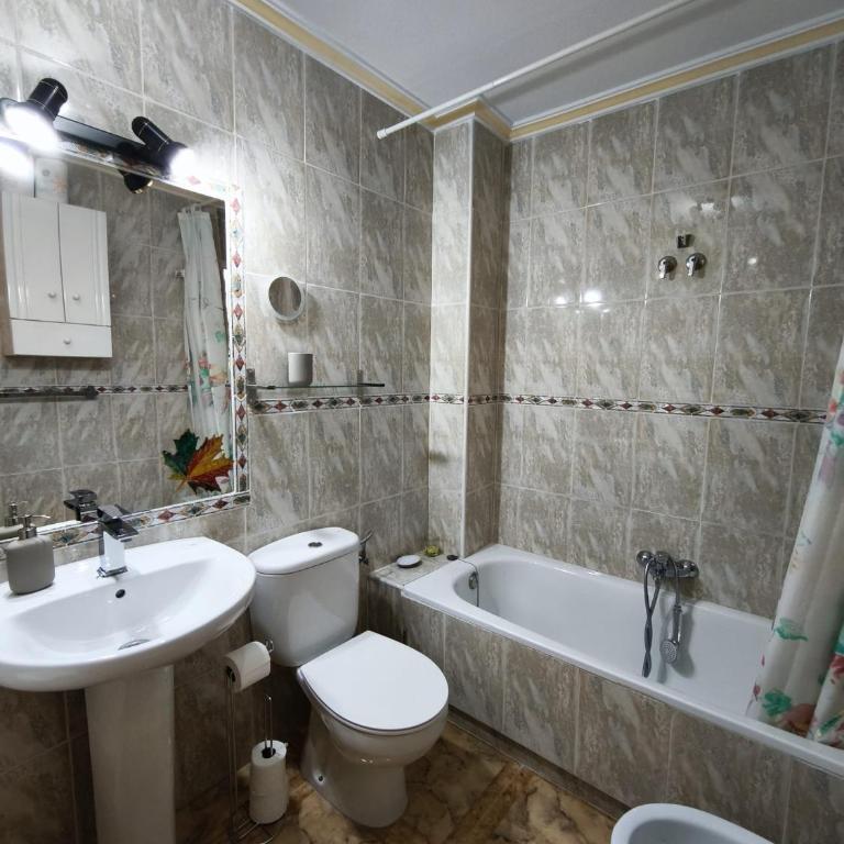 Sunflower Apartment - Two-Bedroom House - 12