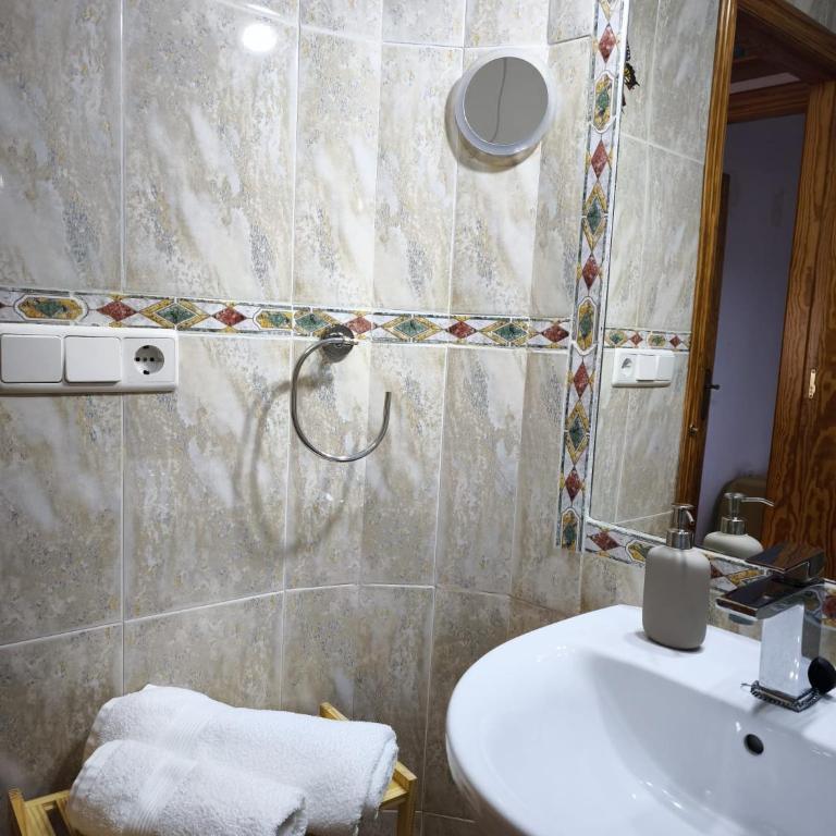 Sunflower Apartment - Two-Bedroom House - 29
