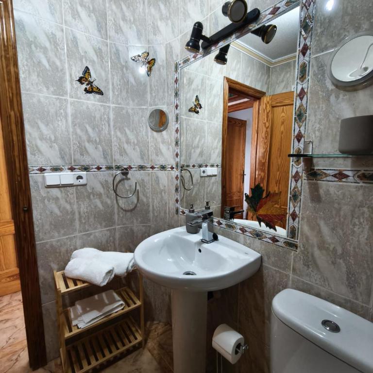 Sunflower Apartment - Two-Bedroom House - 33