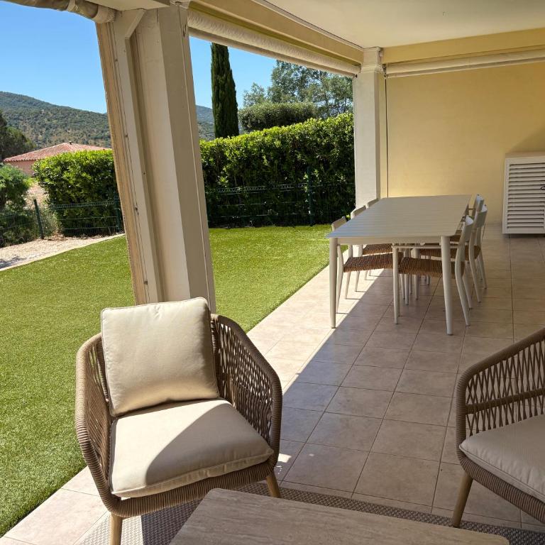 Villa Lumière du Golfe - sea view - shared pool - 10 min by bus to beach - Three-Bedroom House - 4