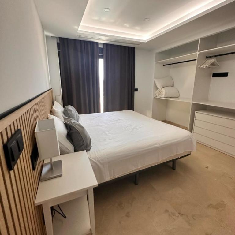 Luxury Beachfront Bright & Spacious by TuriVida - Deluxe Apartment - 9