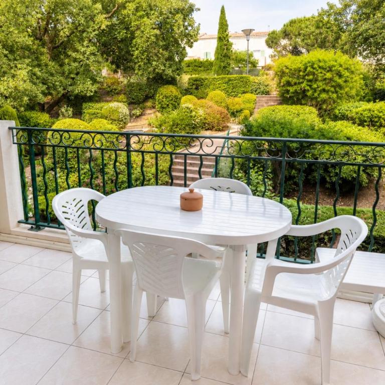 Cozy 2-room apartment with a pool, beach 8 min away! - One-Bedroom Apartment - 11