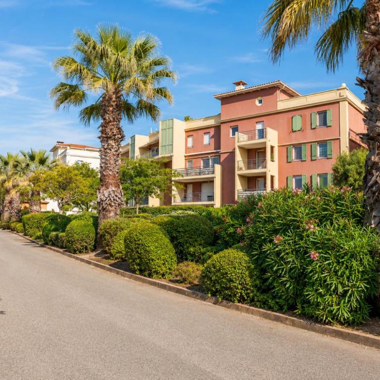 Cozy 2-room apartment with a pool, beach 8 min away! - One-Bedroom Apartment - 12