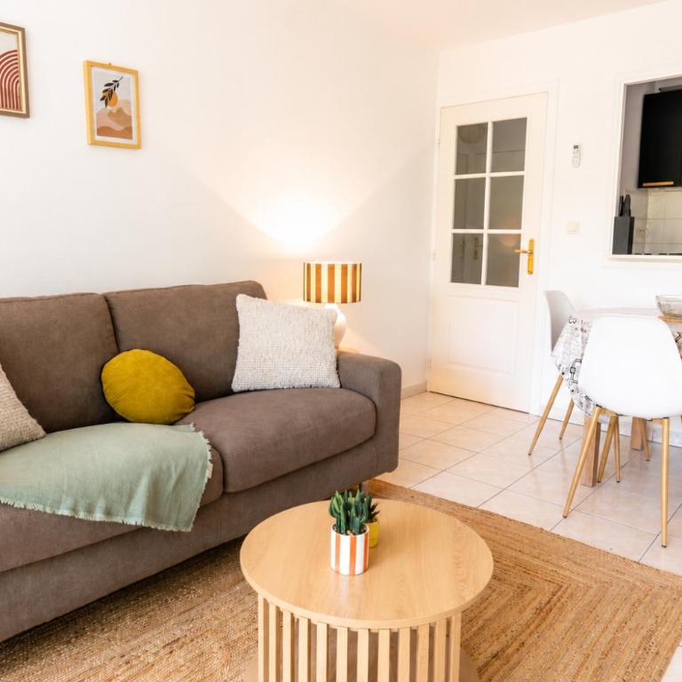 Cozy 2-room apartment with a pool, beach 8 min away! - One-Bedroom Apartment - 9